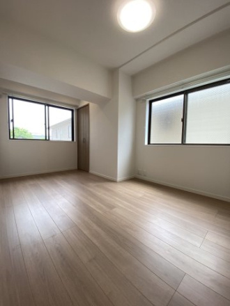 エトワール高崎常盤町の洋室|綺麗なフローリングの洋室です