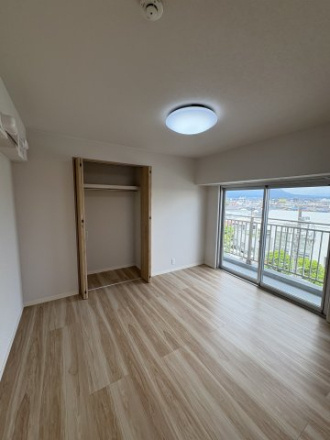 シャルマンコーポ高崎の洋室|全居室収納スペース付き