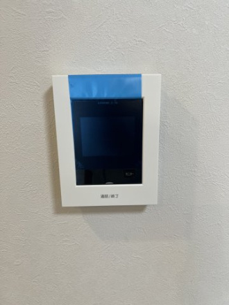 シーザーレジデンス高崎の居間・リビング|モニター付インターホンで安心です