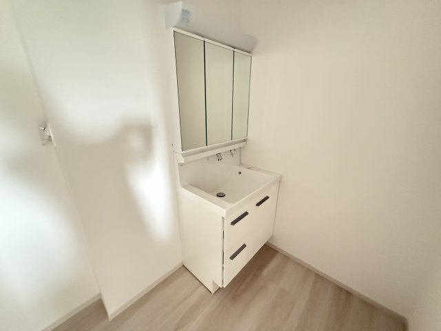 アーバンスタイル前橋市箱田町1期　１号棟の独立洗面台|シャワー水栓付き洗面台で朝の身支度もバッチリです！
洗面台には収納スペースもあり洗面室もすっきり片付きますよ！