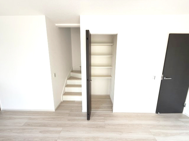 アーバンスタイル前橋市箱田町1期　１号棟のその他共用部分|人気のリビング階段です☆階段横に収納もご用意しています！