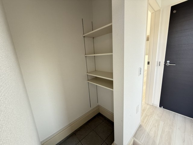 アーバンスタイル前橋市箱田町1期　１号棟の収納|玄関にはシューズインクローゼットが標準装備！可動棚付きで使い勝手が良いですよ！
ベビーカー等も収納できますよ。