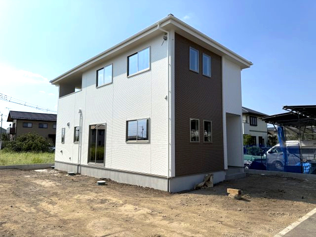 アーバンスタイル前橋市箱田町1期　１号棟の駐車場|現在外観工事中です。
南庭、駐車スペースも広々しています☆
駐車場はこれからキレイに舗装されます。