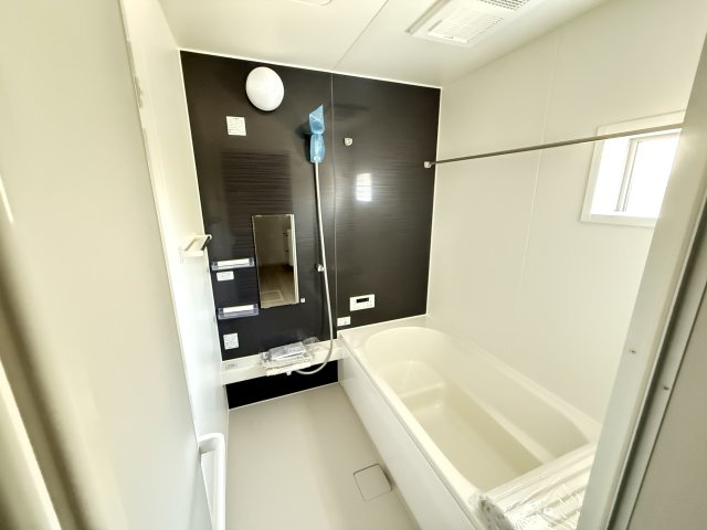 アーバンスタイル前橋市箱田町1期　１号棟の浴室|１坪タイプのフルオートバスです！
足を延ばして入れる広さなので一日の疲れも癒されますよ♪
室内物干しや浴室乾燥機もあるのでお天気の悪い日にはランドリースペースとしてもご利用できます！