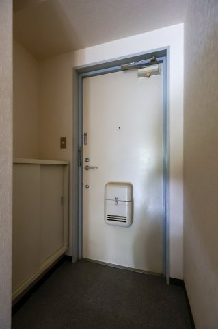 協栄マンションOYAMAの玄関