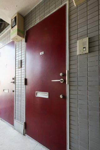 協栄マンションOYAMAの玄関