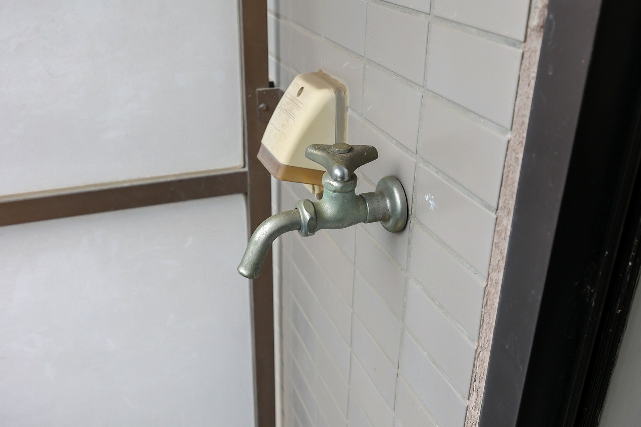 協栄マンションOYAMAのバルコニー|バルコニーには水道がありお掃除に便利です