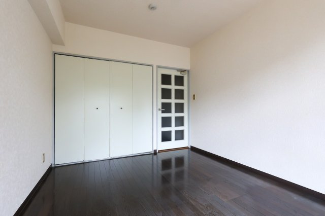 協栄マンションOYAMAの居間・リビング|6帖洋室　東向きです