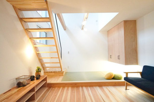 【同社施工例】リビング横の畳コーナーはリビングと続きで利用してもデザイン性のとれる洋風仕様になります。やっぱり一室は欲しい畳敷きのスペースは客間や小さなお子様の寝かせ付けなどにも便利です。