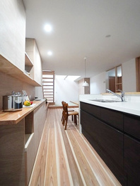 【同社施工例】シンプルなデザインと使いやすさを兼ね備えた対面式システムキッチンは、効率的な作業スペースを提供し、家族やゲストとのコミュニケーションを促進します。