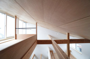 【同社施工例】吹き抜けのある開放的な住まい。天井が高くなることで視覚的に空間が広く見え、上部の窓から差し込む自然光で室内が明るくなります。