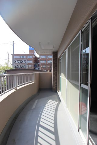 メゾンニシビのバルコニー|バルコニーからの眺めを楽しみながら食事をしませんか