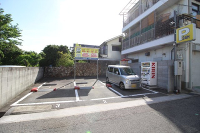 【周辺】 | 中山ビル | 南隣にコインパーキング