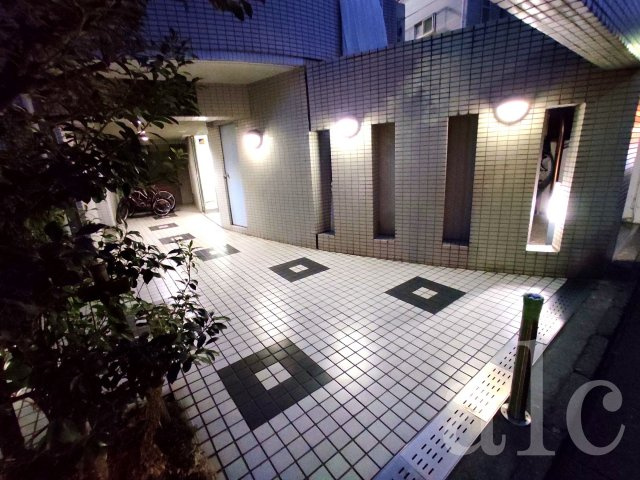 杉並区高円寺北２丁目の賃貸マンションのエントランス|夜間撮影、エントランス部
