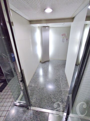 杉並区高円寺北２丁目の賃貸マンションのロビー|エントランス奥、オートロック錠を開けた状態です。