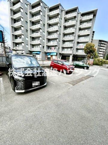 クレアメゾン千里の駐車場
