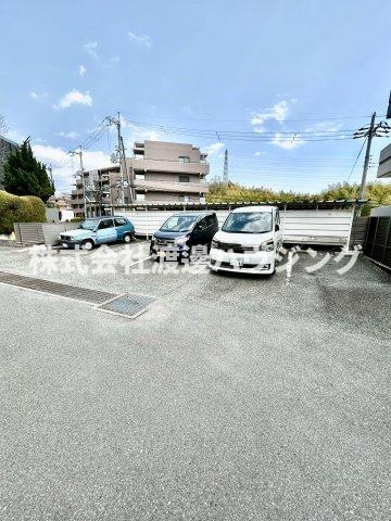 クレアメゾン千里の駐車場