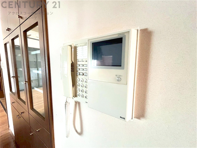 訪問者が来たときにテレビ画面で確認できるため、安心してドアを開けられます。録画機能があるものもあり、留守中に来訪者を記録しておくことができます。利便性が高く、セキュリティ面でも安心です