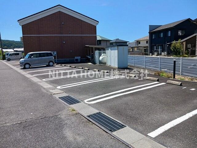 フローレンスの駐車場|敷地内に駐車場も完備♪