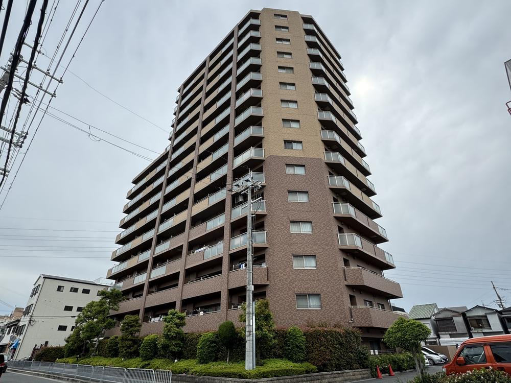 サンメゾン寝屋川の外観|新しい生活にいかがでしょうか？外観はお住まいの顔になります。こだわりたいポイントですね。水回りリフォームやリノベーションも承ってます。
■現地見学・資金計画相談・住宅ローン相談もお問合せ受付中■