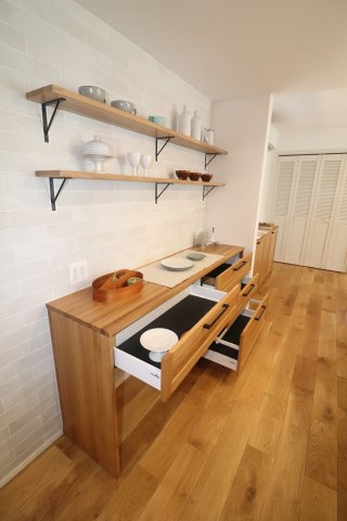 前橋市江木町モデルハウス物件　＃30のキッチン|大容量の背面収納はもちろんソフトクローズ◎