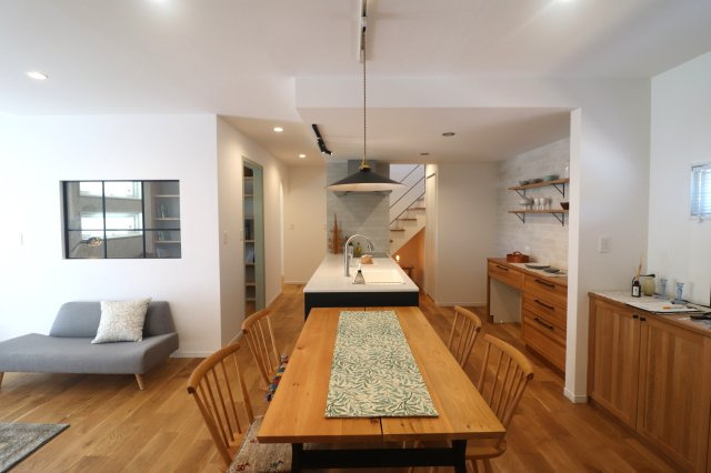 前橋市江木町モデルハウス物件　＃30のキッチン|キッチンから一直線最短距離のダイニングテーブル◎
