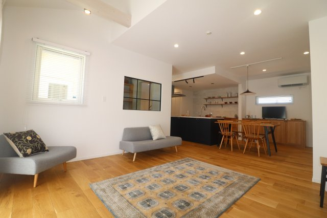 前橋市江木町モデルハウス物件　＃30の居間・リビング|お気に入りのソファやクッションで居心地の良い空間を