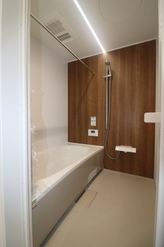 前橋市江木町モデルハウス物件　＃30の浴室|日々の疲れを癒すお風呂◎スリットの照明がおしゃれです