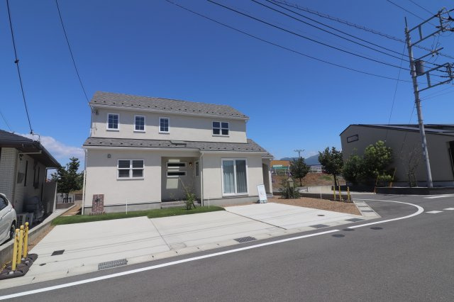 前橋市江木町モデルハウス物件　＃30の外観|カースペースは並列3台駐車可能◎前面道路は6ｍ以上でお車の出入りやすれ違いも余裕です