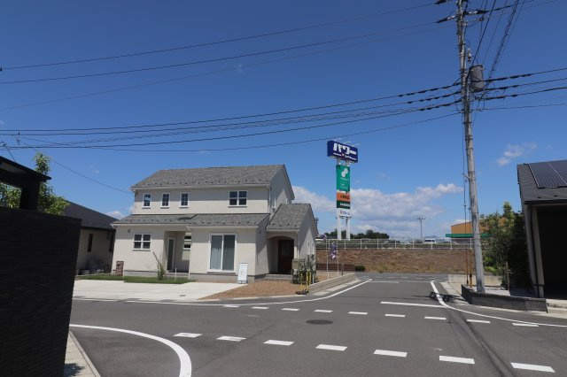 前橋市江木町モデルハウス物件　＃30の前面道路含む現地写真|角地で陽当たり良好◎