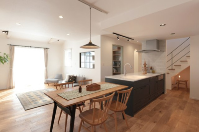 【キッチン】 | 前橋市江木町モデルハウス物件 | ペニンシュラキッチンから一直線のダイニングテーブルで最短距離の配膳動線◎