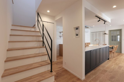 【その他共用部分】 | 前橋市江木町モデルハウス物件　＃30 | ご家族が顔を合わせる機会が増えるリビング階段♪