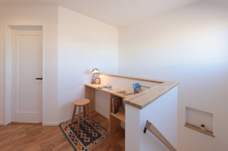 【その他共用部分】 | 前橋市江木町モデルハウス物件　＃30 | 階段上の造作棚はお気に入りを飾る見せる収納として◎ちょっとした作業用のデスクとしても◎