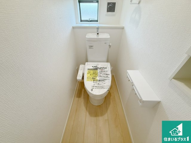 岩出市中島　第２期　新築一戸建てのトイレ|1・2階の2ヶ所にあるので、朝の忙しい時間の順番待ちもなく、深夜の利用にも大変便利です。