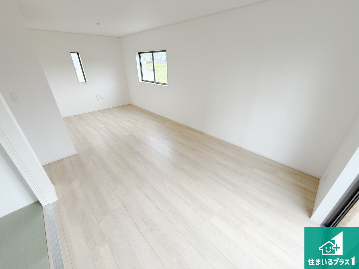 岩出市中島　第２期　新築一戸建ての居間・リビング|日当たり良好の明るいリビングで朝の目覚めもスッキリできそう！対面キッチンでご家族のコミュニケーションも自然と増える設計！小さなお子様が遊ぶスペースを作っても広々とくつろげるLDK！