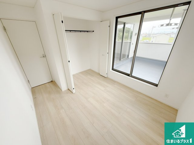 岩出市中島　第２期　新築一戸建てのキッチン|シンプルな洋室は、自分好みのインテリアが楽しめます♪ご家族とインテリアや家具を選びに行くのは新築購入時の醍醐味の一つです。ぜひお楽しみください♪