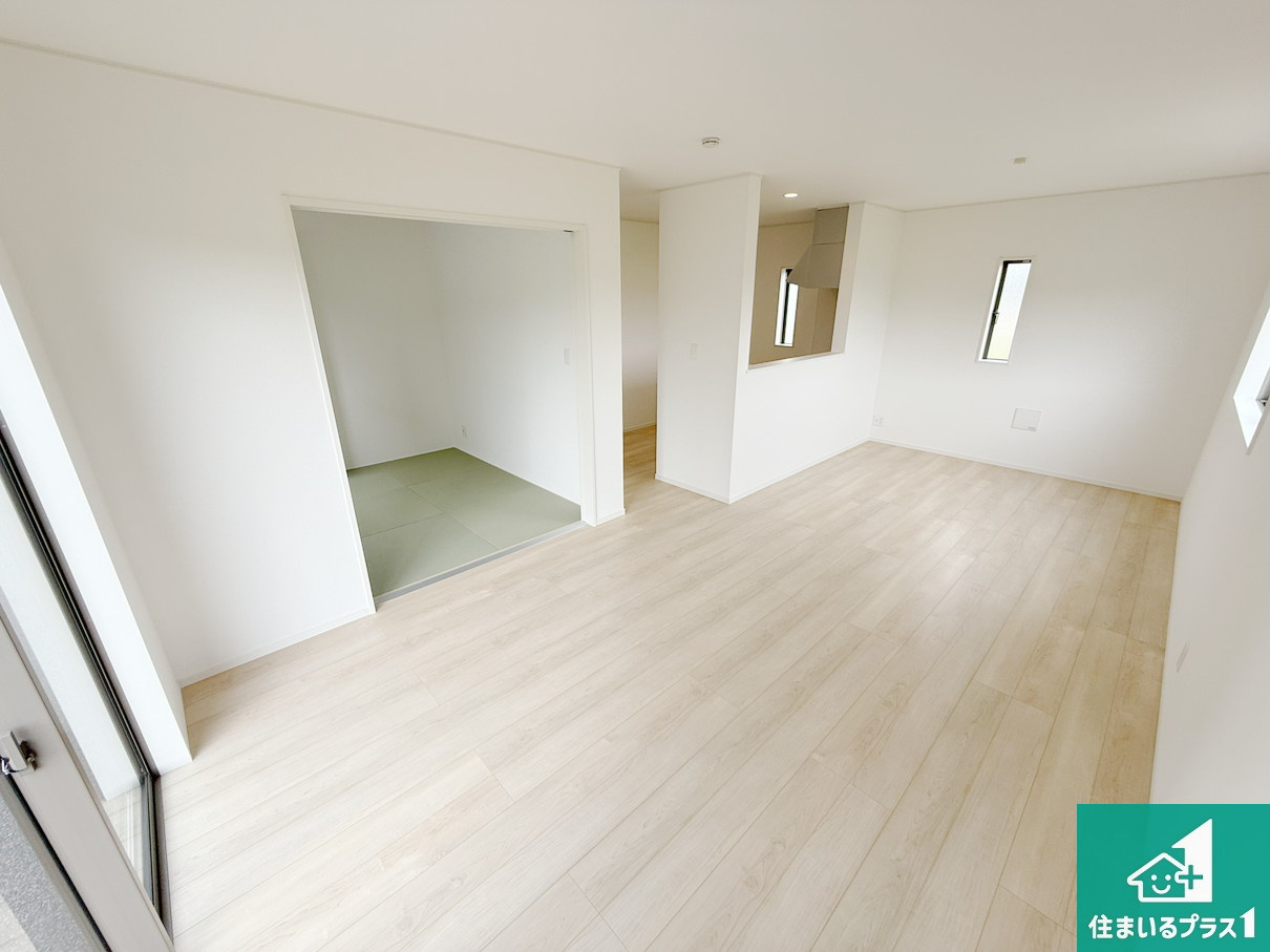 岩出市中島　第２期　新築一戸建ての居間・リビング|太陽の光が差し込むとっても明るいリビング！思わず微笑みたくなる居心地の良さ。家族団らんの時間も増えそうなくつろぎのＬＤＫで、住む人のこだわりを活かすゆとりある空間♪