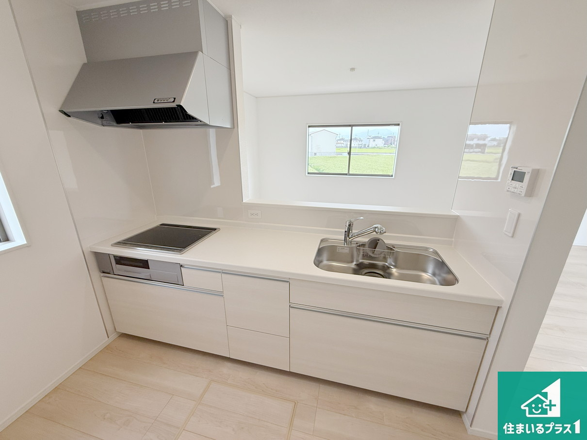 岩出市中島　第２期　新築一戸建ての浴室|収納豊富！浄水器付きキッチン！お子さまの様子を見ながらお料理を楽しむことができますね。家族のコミュニケーションが増え会話もはずみそう！