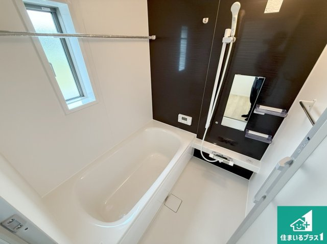 岩出市中島　第２期　新築一戸建ての浴室|足をゆったり伸ばして一日の疲れを癒してくれる浴槽。窓は少し高めに設置することで、外部からの視線も気にならない設計にし、かつ差し込む光が明るく穏やかな雰囲気にしてくれます！