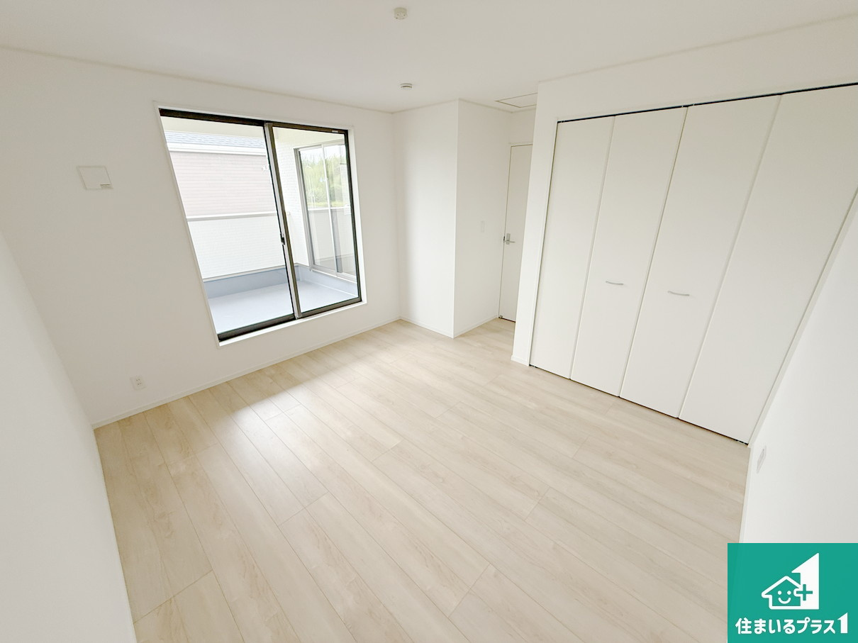 岩出市中島　第２期　新築一戸建ての洋室|寝室は心地よい眠りについてもらいたくて、シンプルでかつ開放的な空間に！大きな窓から差し込む朝日が、すっきりとした目覚めをサポートします。【現地写真】