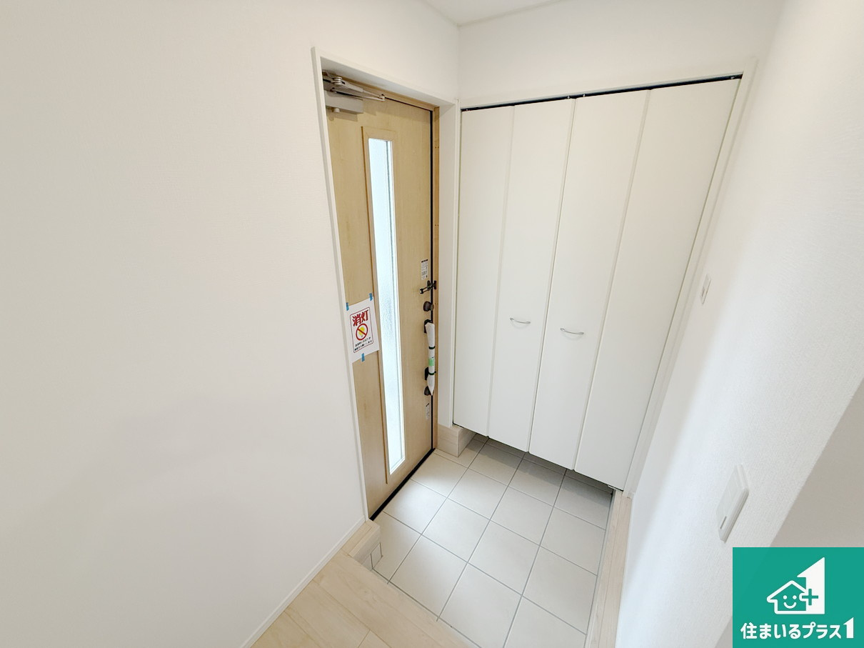 岩出市中島　第２期　新築一戸建ての玄関|シューズクローゼットにはたくさんの靴が収納できるので玄関周りはいつもスッキリ！コの字型のスペースにはオシャレな小物を置くと玄関が華やかに♪【現地写真】