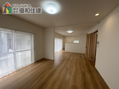 【居間・リビング】 | 神戸市垂水区星陵台５丁目　中古一戸建　