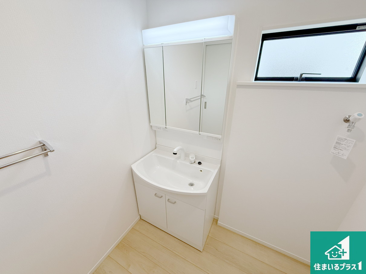 岩出市中島　第２期　新築一戸建ての独立洗面台|清潔感のある洗面台です。フラットな鏡は掃除がしやすく毎日清潔！鏡裏には収納があるのでスッキリとした洗面台が保てます。