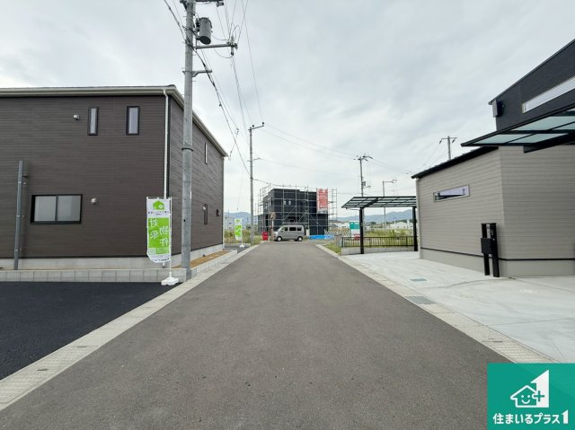 岩出市中島　第２期　新築一戸建ての前面道路含む現地写真|周辺は閑静な住宅街！前面道路広々で車の出し入れも便利です。駐車が苦手な方でも安心して車庫入れできます！