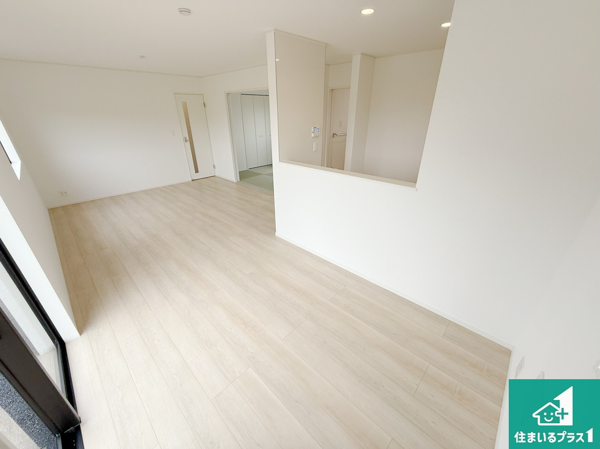 岩出市中島　第２期　新築一戸建ての居間・リビング|日当たり良好の明るいリビングで朝の目覚めもスッキリできそう！対面キッチンでご家族のコミュニケーションも自然と増える設計！小さなお子様が遊ぶスペースを作っても広々とくつろげるLDK！