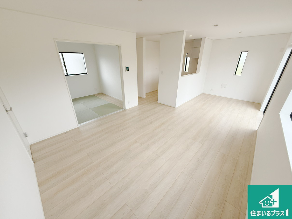 岩出市中島　第２期　新築一戸建ての居間・リビング|太陽の光が差し込むとっても明るいリビング！思わず微笑みたくなる居心地の良さ。家族団らんの時間も増えそうなくつろぎのＬＤＫで、住む人のこだわりを活かすゆとりある空間♪