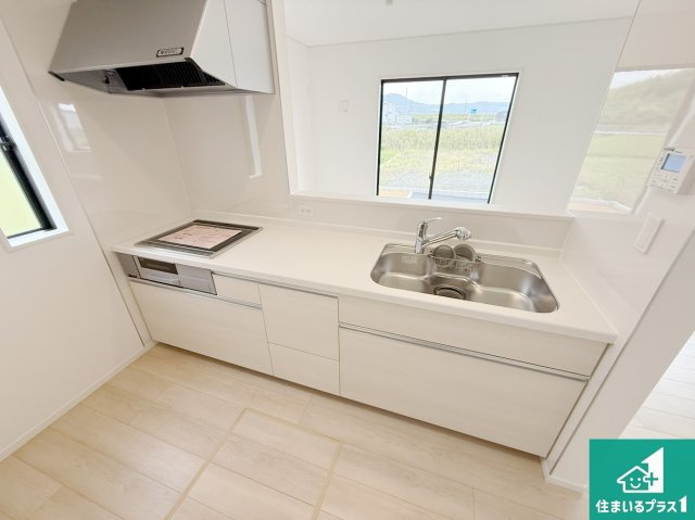 岩出市中島　第２期　新築一戸建てのキッチン|収納豊富！浄水器付きキッチン！お子さまの様子を見ながらお料理を楽しむことができますね。家族のコミュニケーションが増え会話もはずみそう！