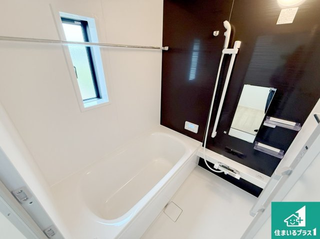 岩出市中島　第２期　新築一戸建ての浴室|足をゆったり伸ばして一日の疲れを癒してくれる浴槽。窓は少し高めに設置することで、外部からの視線も気にならない設計にし、かつ差し込む光が明るく穏やかな雰囲気にしてくれます！