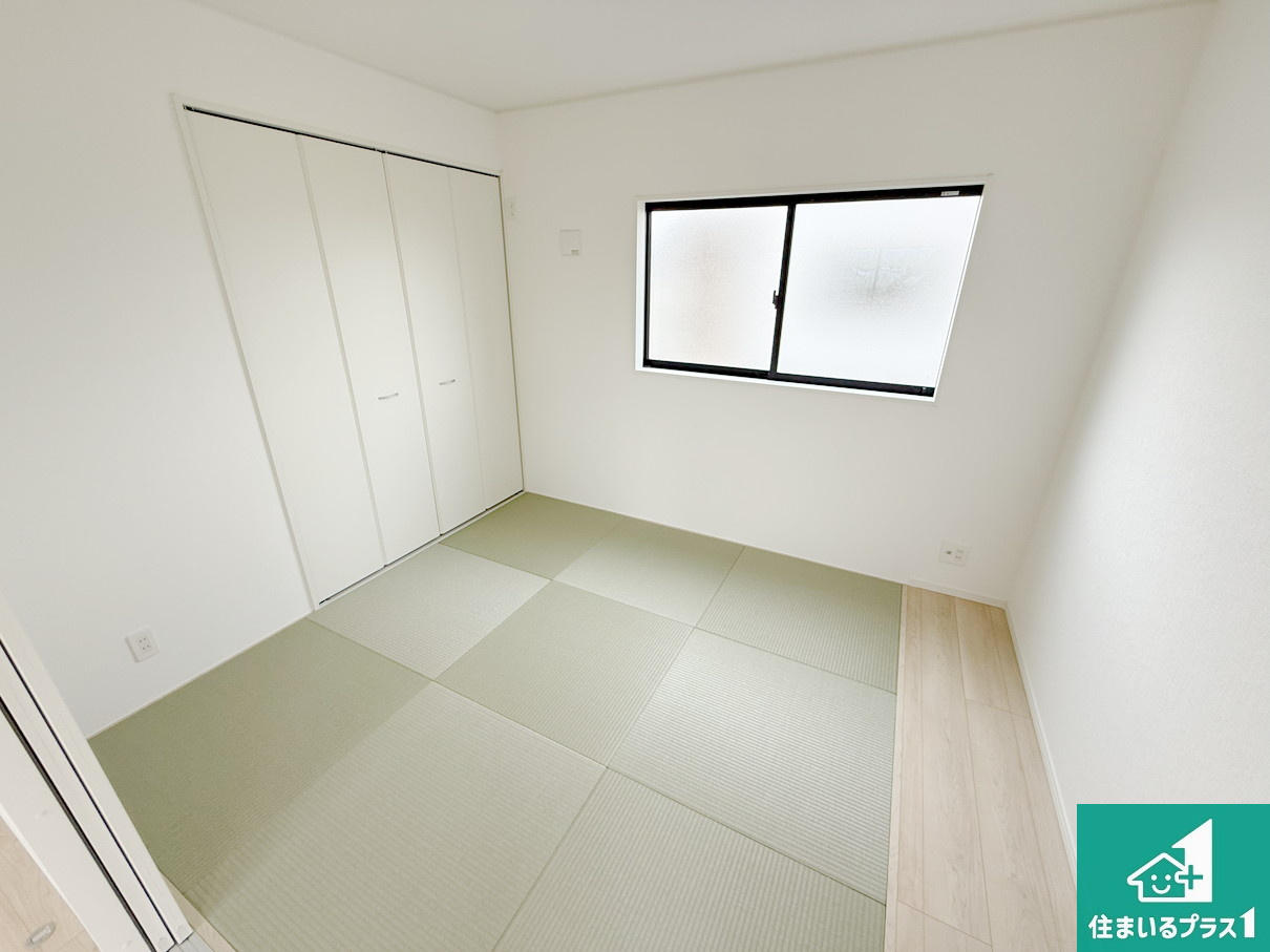 岩出市中島　第２期　新築一戸建ての和室|一室あると便利な和室は客間としてだけでなく、小さなお子様のプレイルームやみんなでお昼寝もいいですね。壁一面のモダンな扉の押し入れもたっぷり収納力！【現地写真】