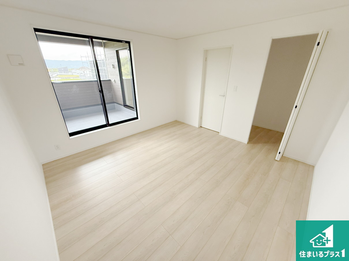 岩出市中島　第２期　新築一戸建ての洋室|寝室は心地よい眠りについてもらいたくて、シンプルでかつ開放的な空間に！大きな窓から差し込む朝日が、すっきりとした目覚めをサポートします。【現地写真】